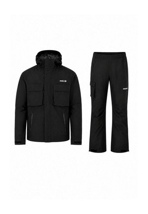 Schwarze wasserdichte Jacke mit Kapuze und mehreren Taschen, kombiniert mit passenden schwarzen Hosen mit Cargotaschen und elastischem Bund.