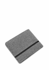 Šedá plochá peněženka z jemného materiálu, s černým elastickým páskem, hladkým povrchem a obdélníkovým tvarem.
