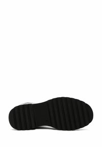 Suola in gomma nera con una texture scanalata, caratterizzata da una base piatta e una forma a punta arrotondata. Progettata per la trazione e la durabilità.