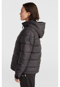 Čierna pr Puffa bunda s kapucňou, obsahujúca prešívané časti, so zipsom vpredu a elastickými manžetami. Obsahuje nášivku s logom na rukáve.