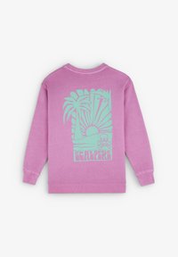 Felpa rosa con scollo a girocollo. Presenta una grande grafica verde menta di palme, sole, onde e teschio con il testo "SCALPERS".