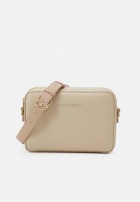 Smėlio spalvos odinė per petį nešiojama rankinė stačiakampio formos, su auksinės spalvos detalių ir reguliuojama dirželiu. Priekyje įspaustas logotipas. Tekstūruota paviršiaus.