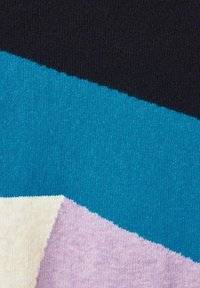 Tissu en tricot texturé avec des blocs de couleur diagonaux en marine foncé, en bleu sarcelle, en bleu clair, en lavande douce et en crème. Fini lisse et doux.