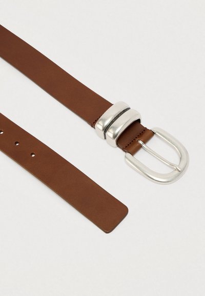 Καφέ δερμάτινη ζώνη με λεία επιφάνεια, που διαθέτει γυαλιστερή ασημένια μεταλλική αγκράφα και τρεις διπλανούς οπές για ρυθμίσεις.