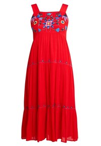Robe maxi rouge sans manches avec un motif de papillon brodé, des accents floraux et des détails en perles bleues le long de la jupe à étages. Confectionnée en tissu léger.