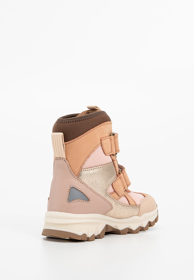 Rosa und braune Knöchelstiefel mit synthetischem Obermaterial, Klettverschluss, strukturierten Paneelen und einer Gummisohle mit Zickzackprofil.