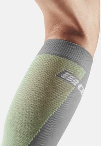 CEP COMPRESSION ULTRALIGHT - Kniestrümpfe - grey lime