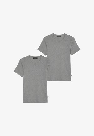 Szare bawełniane koszulki w paczce po dwie sztuki. Koszulka z okrągłym dekoltem, z krótkimi rękawami i miękką fakturą. Brak widocznych wzorów lub akcentów.