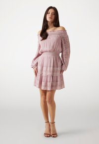 Guess OFF-SHOULDER - Day dress - rose