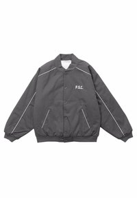 Jachetă bomber gri cu accente albe, închidere frontală cu butoane, buzunare laterale și manșete și tiv din tricot. Are logo-ul "P.S.C." pe piept.