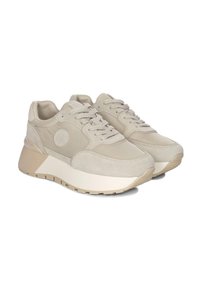 Beżowe sneakersy wykonane z zamszu i materiałów tekstylnych, okrągły czubek, wyściełany język, płaskie sznurówki oraz gruba podeszwa na koturnie. Okrąły detal z logo.