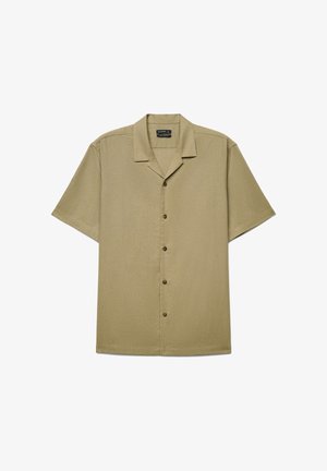 Camicia beige a maniche corte con colletto alla coreana, cinque bottoni visibili e vestibilità rilassata.