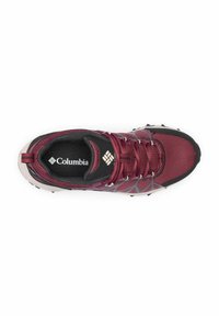 Bordeauxfarbenes Netzsportschuh mit schwarzen Akzenten, mit einem gemusterten Obermaterial, Schnürverschluss und einer hellbraunen Gummisohle. Columbia-Logo auf der Innensohle.