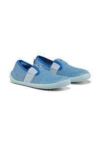 Zapatos de lona azul claro tipo slip-on, con un tejido suave y texturizado, acentos elásticos azules y una suela de goma azul clara. Presenta una correa en la parte superior.