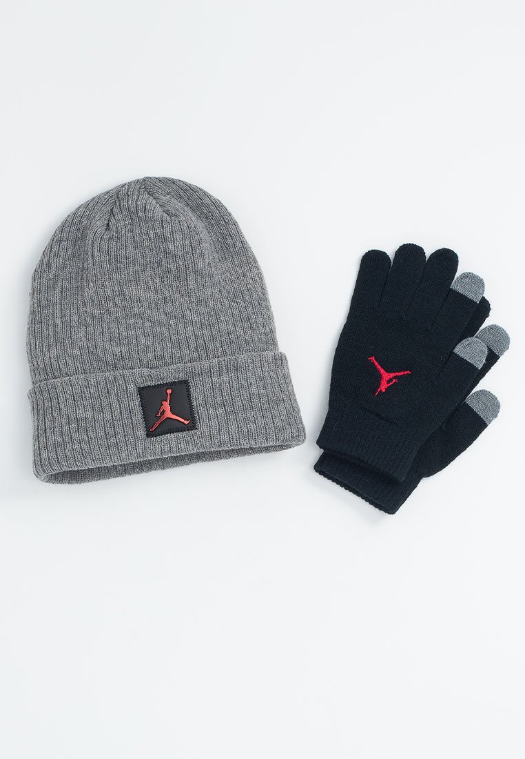 Graue Strickmütze mit einem Patch des schwarzen und roten Jordan-Logos, kombiniert mit schwarzen Handschuhen, die ein rotes Logo und graue Fingerspitzenakzente haben.