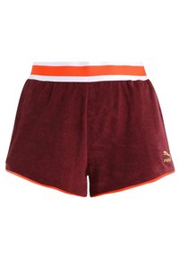 Bordové froté šortky s elastickým pasem v oranžovo-bílé pruhované kombinaci a oranžovými detaily, se žlutým logem Puma na lemu.
