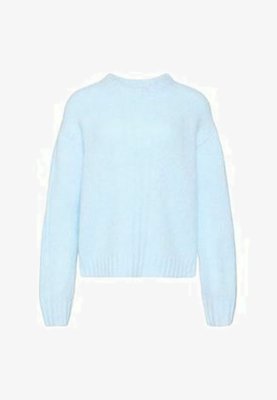 Lichtblauwe gebreide trui met een ronde hals, lange mouwen, geribbelde zoom en een zachte textuur, met een losse pasvorm.