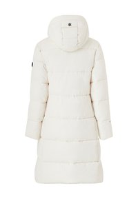 Manteau rembourré de couleur crème avec une capuche, design matelassé, manches longues et un accent logo noir sur la manche gauche. Texture lisse.