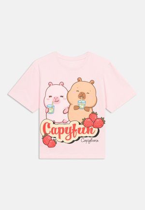 Camiseta rosa claro con dos capibaras de dibujos animados bebiendo de tazas, rodeados de fresas y el texto "Capyfun Capybara."