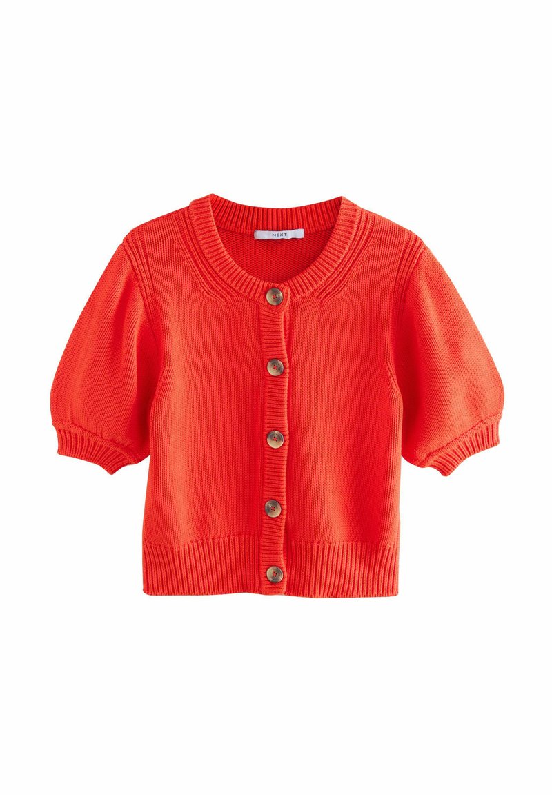 Rød strikket cardigan med korte pufærmer, ribbet kant, og fem brune knapper ned foran. Rund halsudskæring og struktureret mønster.