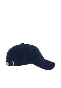 Sötétkék baseballsapka, textilből készült, varrott szellőzőnyílásokkal, ívelt napszemüveggel és fém csattal rendelkező állítható pánttal.