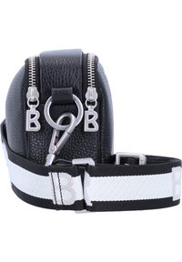 Borsa in pelle nera con accessori in argento, doppie cerniere e tracolla staccabile con strisce bianche e nere. Forma rotonda, finitura testurizzata.