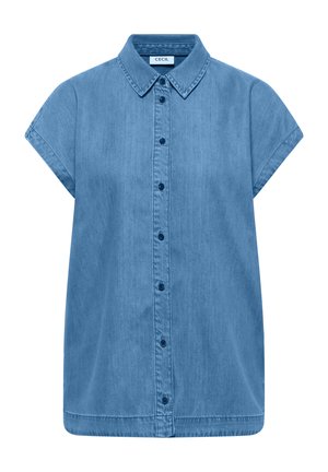 Chemise en denim bleu clair à manches courtes avec boutonnage devant et col classique, présentant des coutures visibles et un ourlet droit.