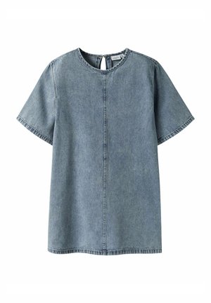 Blouse en denim bleu clair avec des manches courtes, encolure arrondie et un décolleté en forme de clé dans le dos. Présente une couture verticale contrastante au centre.