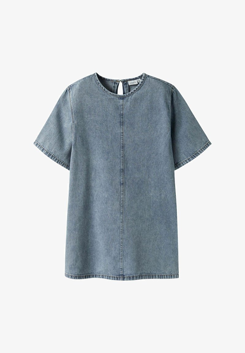 Vaaleansininen farkkupaita lyhyillä hihoilla, pyöreällä kaula-aukolla ja takana avaimensilmällä. Keskellä on erottuva pystysauma.