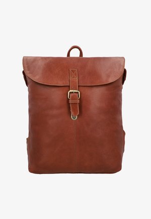 Brun læderrygsæk med flaplukning, messinglås og en tekstureret overflade. Inkluderer sidelommer og et robust håndtag.