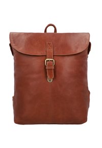 Brun läderryggsäck med klaffstängning, mässingsspännen och en strukturerad yta. Inkluderar sidofickor och ett robust handtag.