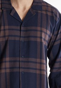 Navy kariertes Hemd aus weichem Stoff mit braunem und blauem Karomuster, mit Knopfleiste, Kragen und langen Ärmeln.