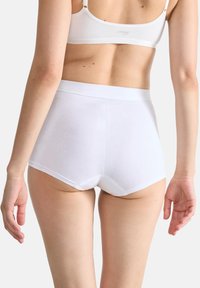 Witte katoenen slip met een hoge taille. Glad textuur en elastische waistband. Minimalistische stijl, geen zichtbare patronen of hardware.