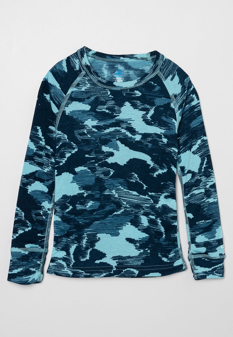 Chemise à manches longues en camouflage de couleur bleu marine foncé et bleu clair. Fabriquée en tissu doux et extensible avec des manches raglan et des coutures contrastantes.
