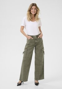 Cream Kavbojke na trapez - heavy washed green