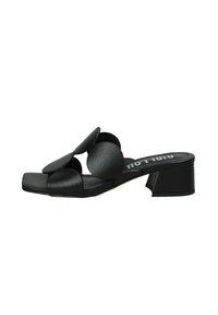 Sandal con tacco alto nero con design a punta quadrata. Presenta tre accenti circolari sovradimensionati sulla fascia superiore, realizzati in materiale dalla texture liscia.