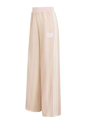 Luźne, jasnoróżowe, dzianinowe spodnie z szerokimi nogawkami, elastycznym pasem, trzema jasnymi paskami po bokach oraz małą naszywką z logo Adidas na lewej łydce.