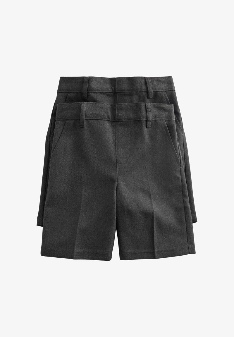 Deux shorts noirs sur mesure avec passants de ceinture et poches avant, empilés l'un légèrement derrière l'autre sur un fond blanc.