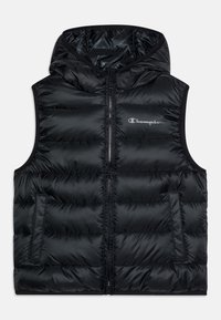 Černá péřová vesta s kapucí, vybavená předním zipem, dvěma bočními kapsami a stříbrným logem na hrudi. Hladká, lesklá textura.