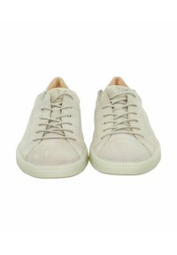 Beige Wildlederschuhe mit runder Zehenform, flachen Schnürsenkeln und einer strukturierten Sohle. Weiches Material und minimalistisches Design.