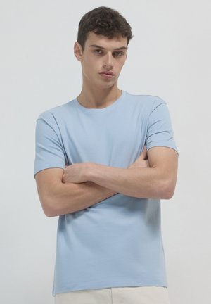 T-shirt azzurra a maniche corte realizzata in tessuto testurizzato, con scollatura a girocollo e vestibilità rilassata. Design minimalista, senza loghi visibili.