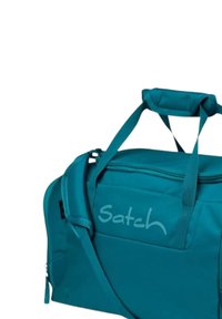 Teal Satch Reise- und Sporttasche aus strapazierfähigem Material, mit einem Reißverschlussfach, stabilen Griffen und dem eingeprägten Markenlogo an der Seite.