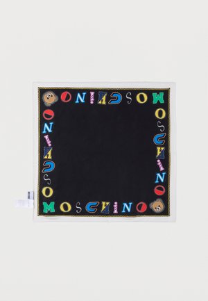 Černá šála s vícebarevným nápisem "Moschino" podél okraje, s ikonou medvěda a žlutým prošitým obrysem. Jemná textilie.
