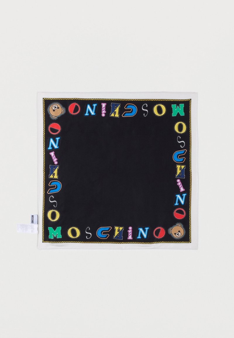 Juodas šalikėlis su margaspalviais „Moschino“ užrašais palei kraštą, su meškos ikona ir geltonu siūtu kontūru. Minkšta audinio tekstūra.