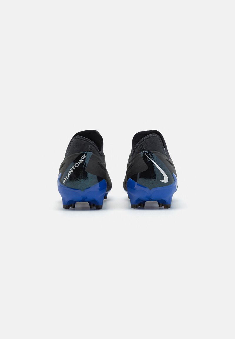 Botas de fútbol Nike Phantom en negro y azul, con una parte superior texturizada, un diseño elegante y un logo prominente a lo largo del costado, junto con tacos moldeados.