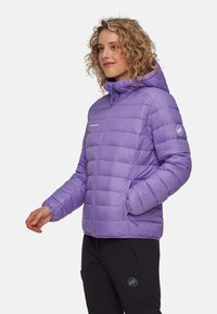 Doudoune violette avec fermeture éclair à l'avant, poignets élastiques et capuche ; présente un design matelassé horizontal et un logo sur la manche.