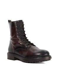 Bruine leren veterschoen met een ronde neus, een gestructureerd oppervlak en een robuole zool. Voorzien van metalen oogjes en een gevoerde kraag.