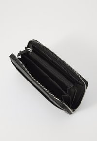 Calvin Klein EMBOSSED LOGO LARGE ZIP AROUND - Portafoglio - black