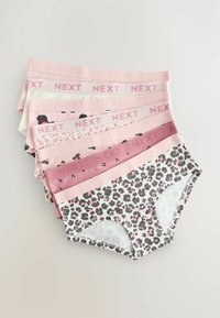 Set di sette paia di slip femminili in varie tonalità di rosa, con stampe leopardate e loghi. Ognuno presenta un morbido elastico in vita.