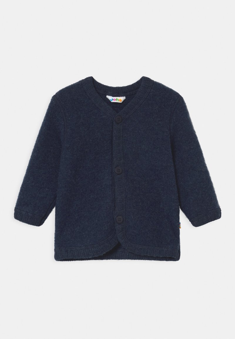 Mörkblå stickad babykofta med V-ringning, fyra knappar fram och ribbade muddar och fåll. Mjuk textur och enkel design.